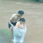 家長塑料袋送孩子過河 父母該如何愛孩子